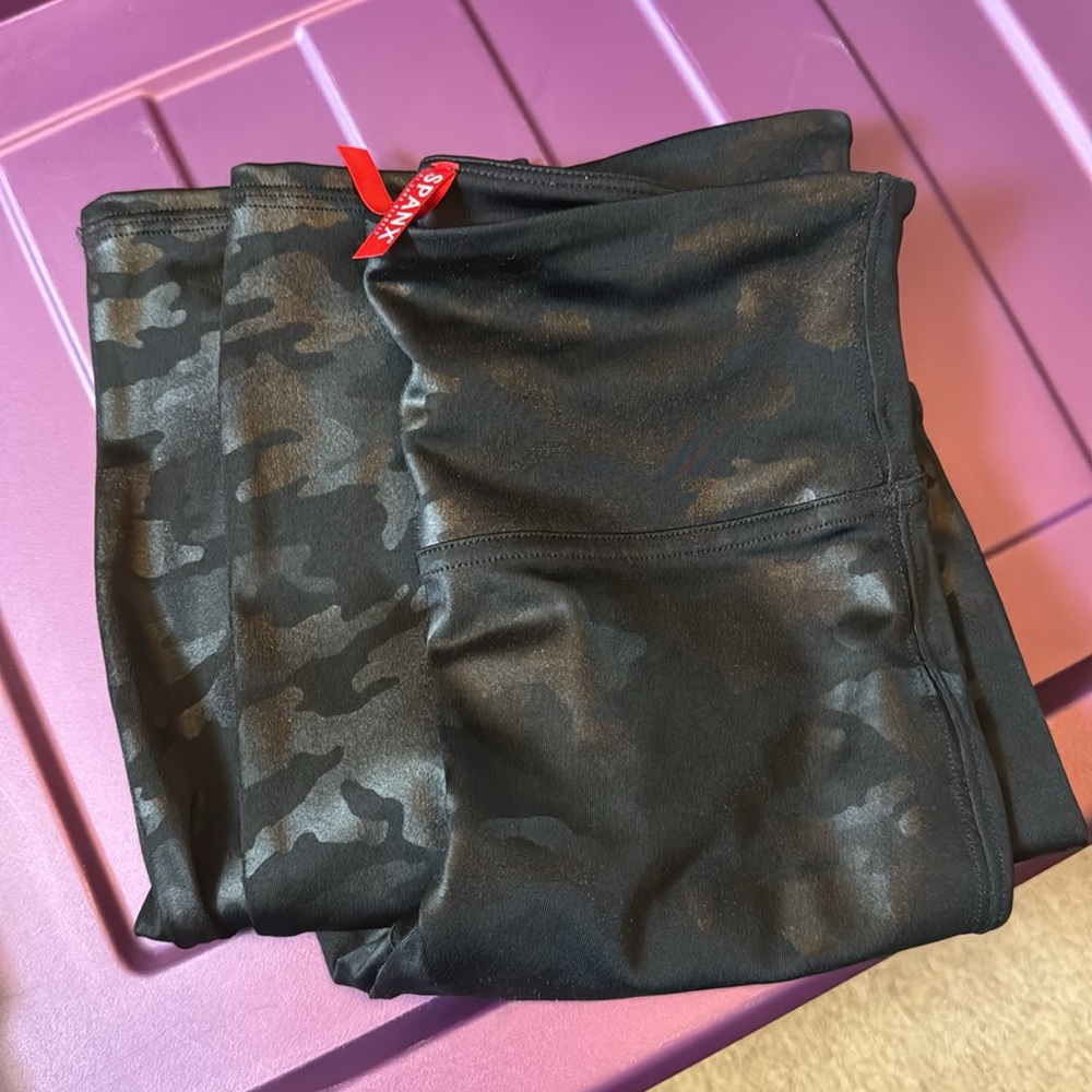 SPANX FAUX LEATHER BLACK MATTE CAMO PRINT LEGGING SMALL - Picture 8 of 14